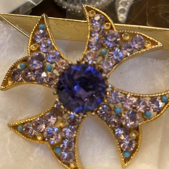 BSK SIGNED MalteseCross, Large round Periwinkle round shiningcenter stone broach - Picture 8 of 11